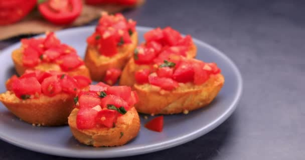 Ízletes Olasz Bruschetta Friss Paradicsommal Bazsalikommal Tálalva Dolly Lőtt — Stock videók