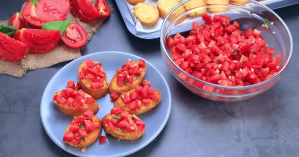 Deliziosa Bruschetta Italiana Con Pomodoro Fresco Basilico Sul Piatto Pronto — Video Stock