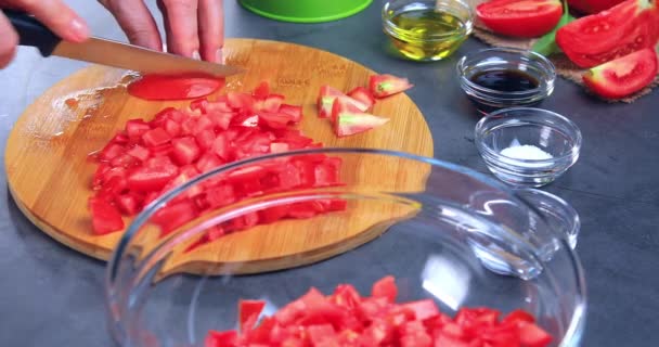 Mani Donna Taglio Toamtoes Fresco Preparare Bruschette Italiane Insalata Concetto — Video Stock