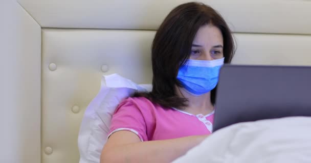 Kobieta Masce Medycznej Pracująca Domu Laptopie Podczas Pandemii Koronawirusowej Sypialni — Wideo stockowe