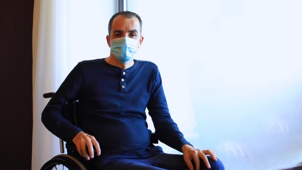 Joven Silla Ruedas Con Máscara Protección Médica Mirando Cámara Hombre — Vídeos de Stock