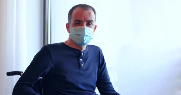 Joven Silla Ruedas Con Máscara Protección Médica Mirando Cámara Hombre — Vídeos de Stock