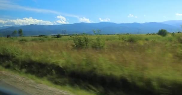 Zdjęcia Panoramiczne Samochodu Ruchu Zielonymi Polami Górami Ręcznie Trzymane — Wideo stockowe