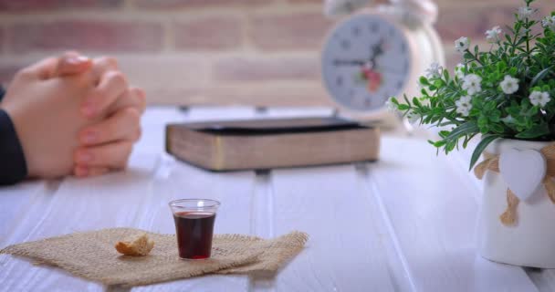 Mladá Žena Četla Bibli Přijímala Přijímání Víno Chlebové Symboly Krve — Stock video