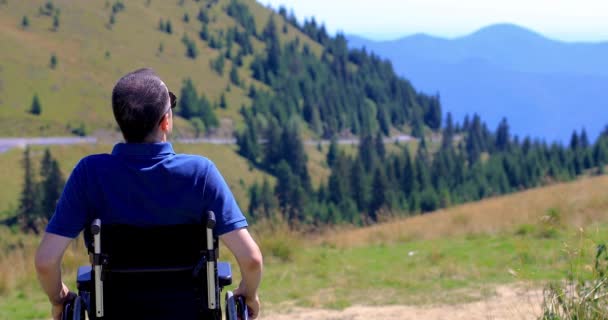 Оптимистичный Инвалид Сидящий Инвалидной Коляске Любующийся Природой Горе Концепция Путешествий — стоковое видео