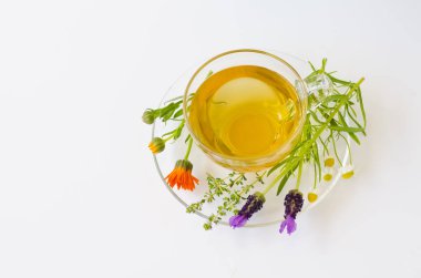 Alternatif Tıp. Cam bardak bitkisel infüzyon görünümü yukarıdaki. Beyaz arka plan.