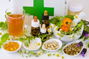 Alternatif Tıp. Bitkisel tedavi. Biberiye, nane, papatya, kekik, melissa, lavanta ve calendula. İlk yardım kutusu arka planda.