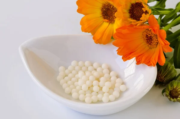 Alternativmedizin Homöopathie Ringelblumenkügelchen Auf Weißem Hintergrund — Stockfoto