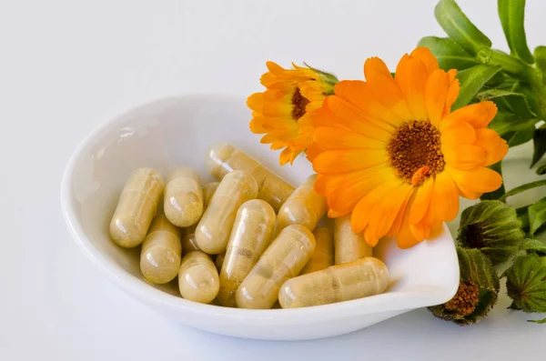 Alternativní Medicína Homeopatie Calendula Kapsle Bílém Pozadí — Stock fotografie