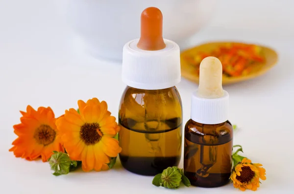 Alternatieve Geneeskunde Homeopathie Calendula Etherische Olie Witte Achtergrond Selectieve Aandacht — Stockfoto