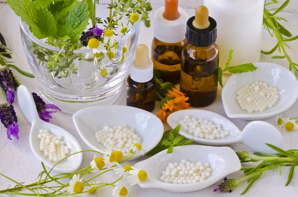 Alternativní Medicína Homeopatie Globule Esenciálních Olejů Čerstvé Byliny Bílém Pozadí — Stock fotografie