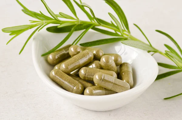 Alternatieve Geneeskunde Homeopathie Rosemary Capsules Witte Achtergrond Selectieve Aandacht — Stockfoto