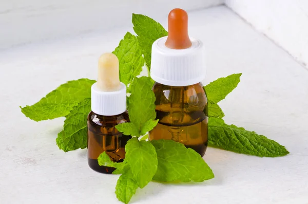 Medicina Alternativa Terapia Erboristica Olio Essenziale Menta Fondo Bianco — Foto Stock