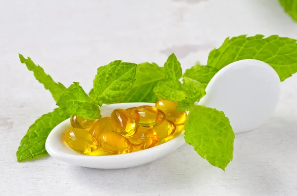Alternatieve Geneeskunde Homeopathie Mint Gelatine Capsules Witte Achtergrond — Stockfoto