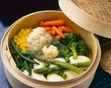 Sağlıklı gıda. Çeşitli sebze bambu gemi içinde pişirme.