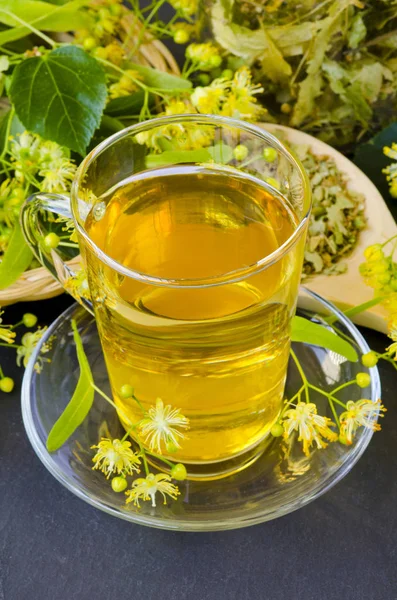 Alternatív gyógyászat. Gyógynövény-terápia. Hársvirág tea. — Stock Fotó