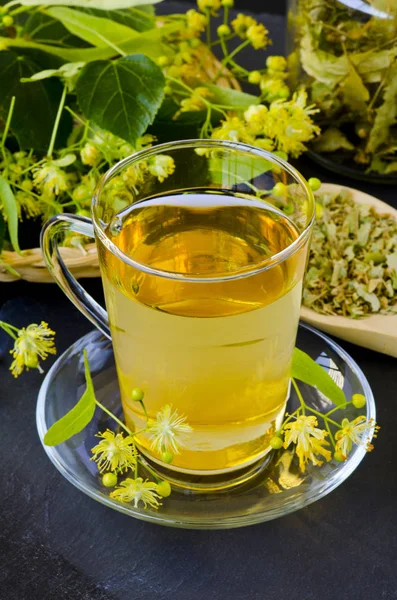 Medicina alternativa. Terapia herbal. Chá de flor de limão . — Fotografia de Stock