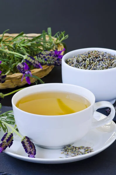 Medicina alternativa. Terapia herbal. Chá de lavanda . — Fotografia de Stock