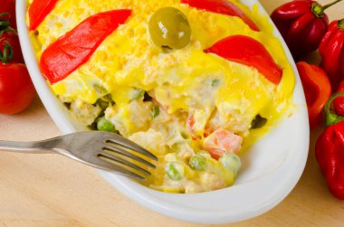 İspanyol Tapas 'ı. Seramik tabakta Rus salatası. Ensaladilla rus.Olivier Rus Patates Salatası olarak da bilinir..