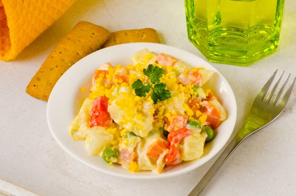 스페인어 세라믹 접시에 러시아 샐러드 Ensaladilla Rusa Olivier Russian Potato — 스톡 사진