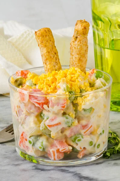 스페인어 접시에 러시아 샐러드 Ensaladilla Rusa Olivier Russian Potato Salad — 스톡 사진