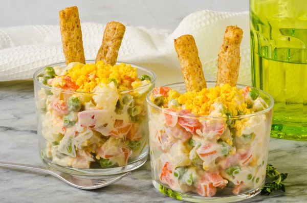 스페인어 접시에 러시아 샐러드 Ensaladilla Rusa Olivier Russian Potato Salad — 스톡 사진