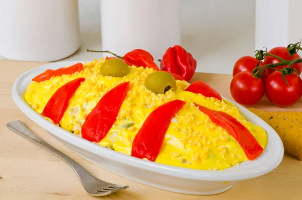 스페인어 세라믹 접시에 러시아 샐러드 Ensaladilla Rusa Olivier Russian Potato — 스톡 사진