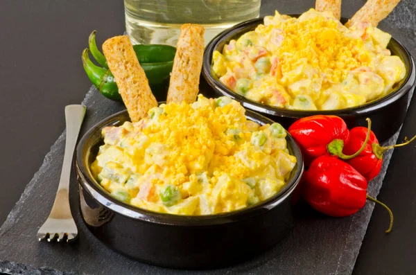 Tapas Españolas Ensalada Rusa Plato Cerámica Negra Ensaladilla Rusa También — Foto de Stock