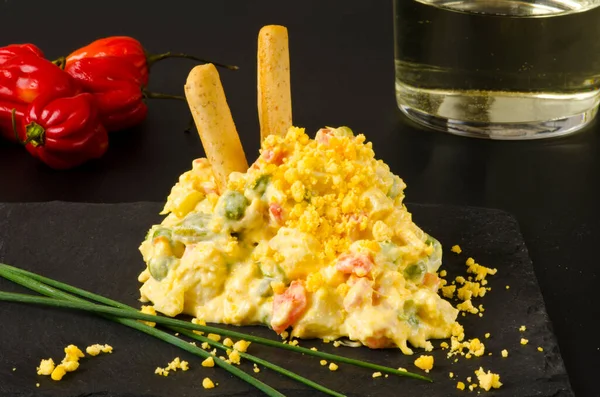 Španělské Tapas Ruský Salát Černém Pozadí Ensaladilla Rusa Also Známý — Stock fotografie