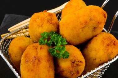 İspanyol Tapas 'ı. Kızarmış jambonlu kroket sepeti. Jamon kroketi..