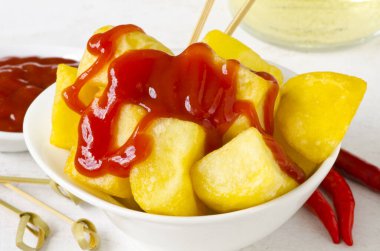 İspanyol Tapas 'ı. Tipik acı soslu kızarmış patates. Patatas Bravas.