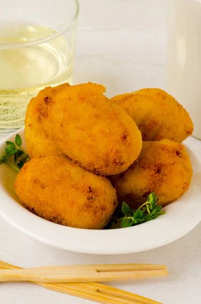 Tapas Espanholas Croquetes Presunto Frito Uma Tigela Branca Croquetas Jamon — Fotografia de Stock