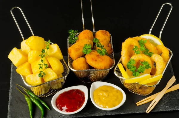 Tapas Espanholas Batatas Fritas Picantes Molho Picante Croquetes Presunto Anéis Imagem De Stock