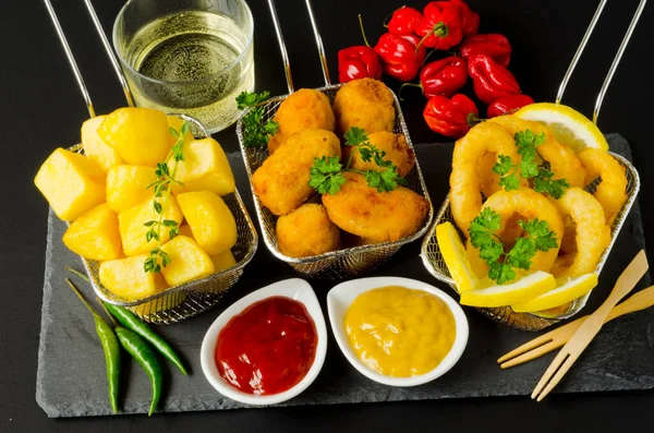 Tapas Espanholas Batatas Fritas Picantes Molho Picante Croquetes Presunto Anéis Fotografias De Stock Royalty-Free