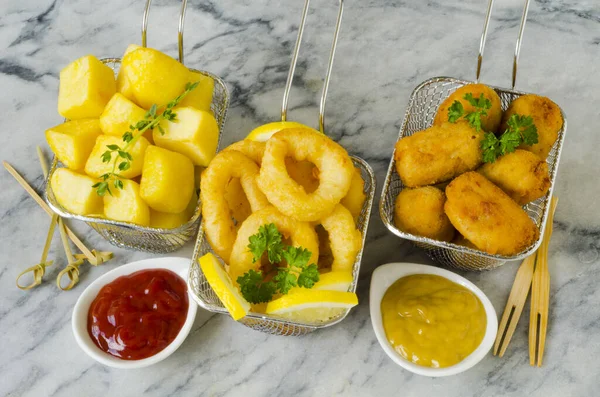 Spaanse Tapas Pittige Gebakken Aardappelen Hete Saus Ham Croquettes Fried Stockfoto