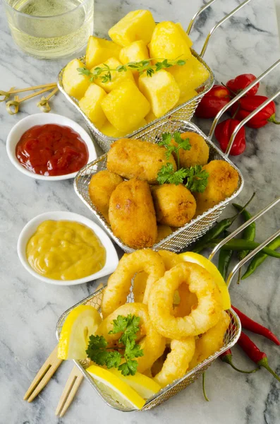 Spanyol Tapas Fűszeres Sült Krumpli Csípős Szósszal Sonkás Krokettel Sült Stock Kép