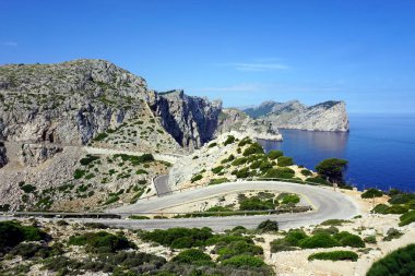 Formentor deniz feneri amongon dağlar ansd arka plan deniz için bir yol. Nefes kesen manzarası, way Formentor deniz feneri, Mallorca, yaza 2018.