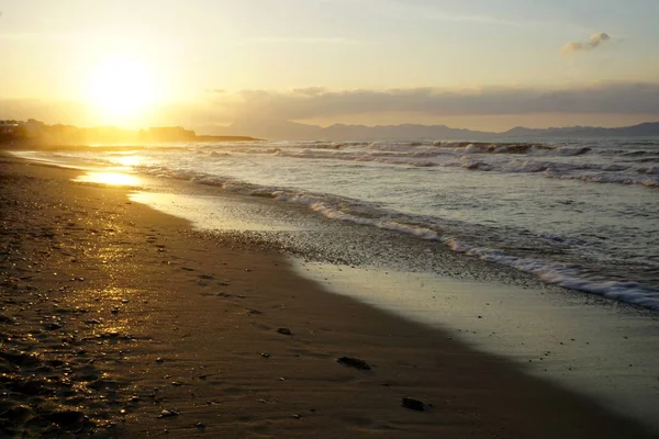 Uzun kumlu plaj ve gün batımı zaman köpük dalgalar görünümü. Bu View Mallorca adanın güneyinde çekilen, Ispanya yaz 2018.