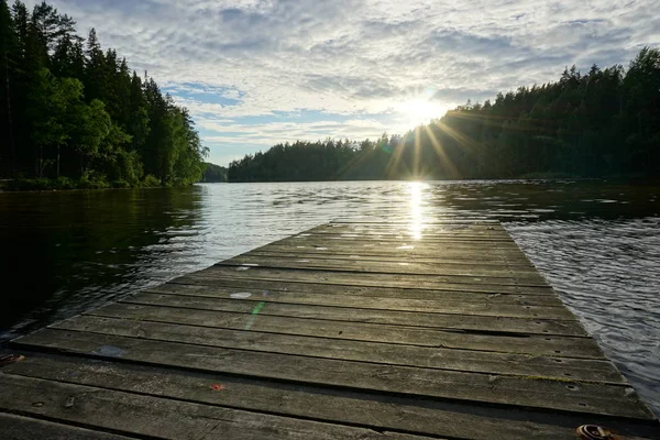 Widok Jezioro Las Drewnianym Pomostem Słoneczny Letni Wieczór Repovesi Finlandia — Zdjęcie stockowe