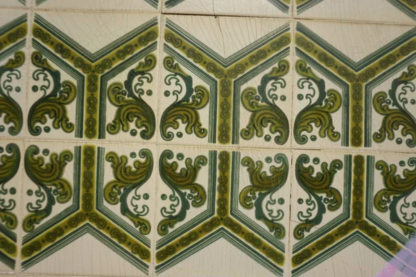 Portugiesische Traditionelle Bemalte Zinnglasierte Keramikfliesen Azulejos Mit Floralem Ornament Grünen — Stockfoto