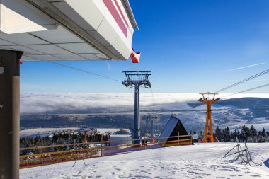 Almanya 'nın Oberwiesenthal kentindeki Fichtelberg teleferiğinin en üst kanalı.