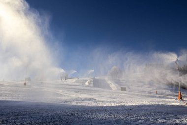 Almanya 'nın Oberwiesenthal kentindeki kayak merkezi Fichtelberg' de kar mızrakları ve kar toplarıyla kar yapma
