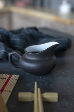 Güzel bir sofra. Çok güzel sauceboat yardımcı olacaktır romantik bir ortam oluşturmak, masa süslemeleri