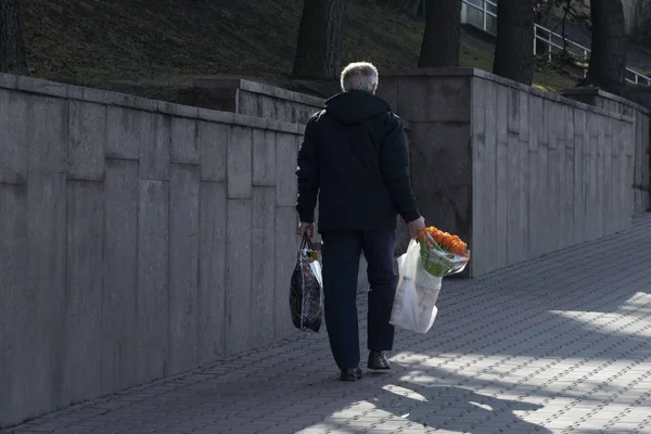 Bahar şehri. Bir buket çiçek ile adam