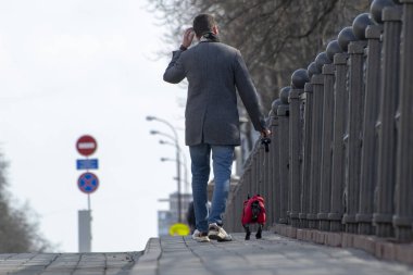 Hafta sonu. Bir arkadaşımla yürümek