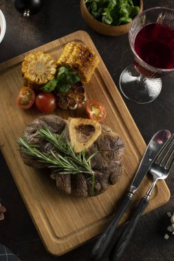 bir kemik üzerinde sulu kavrulmuş et