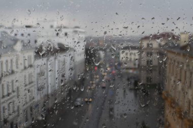 Şehirde bahar yağmuru