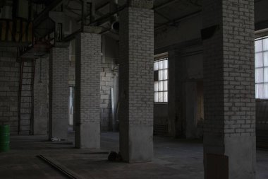 Eski bir fabrikanın atölyesi.