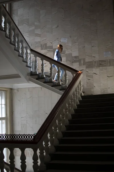 Sınavdan sonra üst katta koşan öğrenci