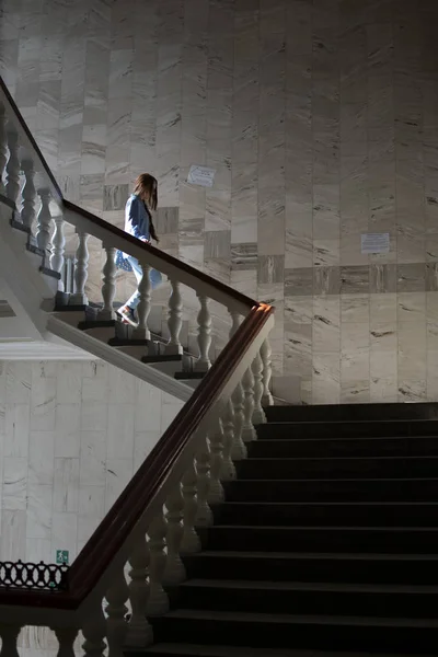 Sınavdan sonra üst katta koşan öğrenci